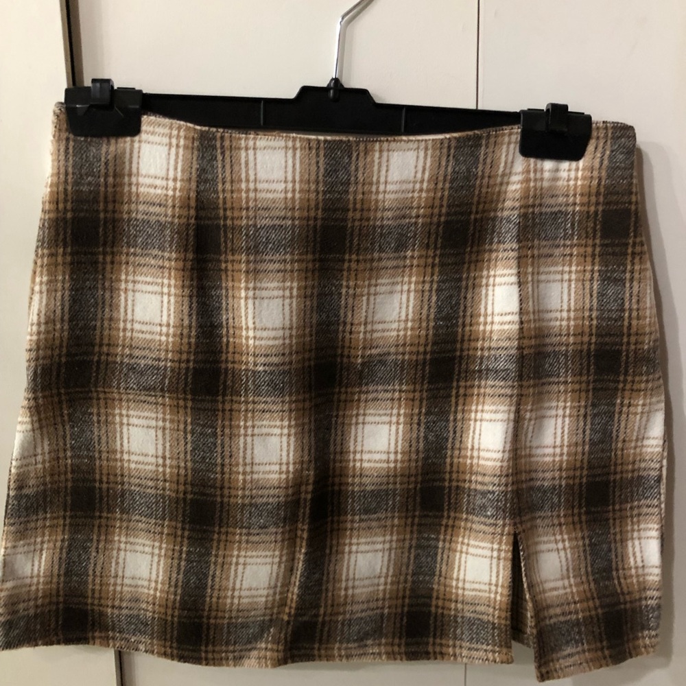 90s style plaid mini skirt with mini slit!